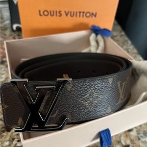 Louis Vuitton Authentic men/women brown LV logo Reversible belt. Size 100/40